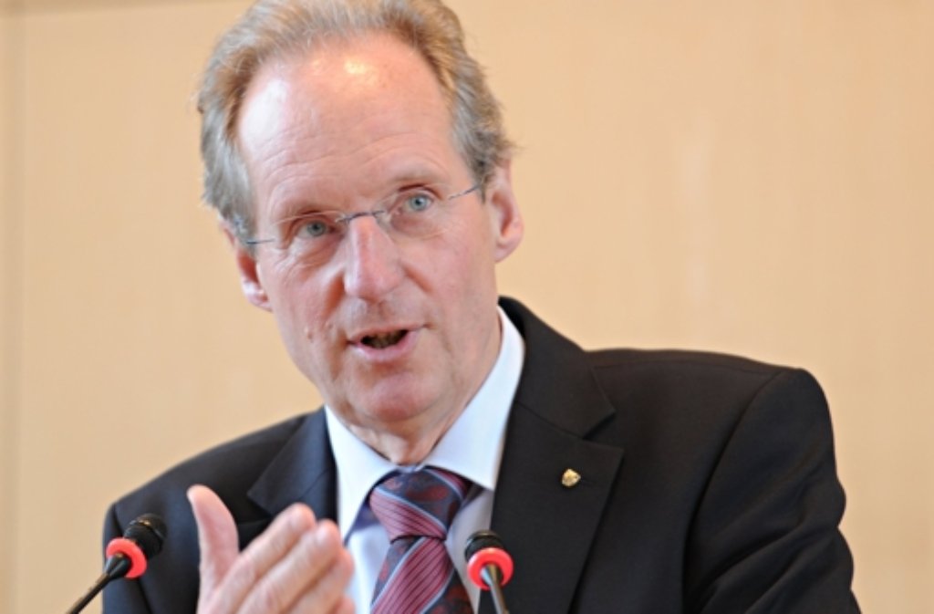 Wolfgang Schuster erklärt im Stuttgarter Rathaus, warum er bei der nächsten OB-Wahl nicht antreten will Foto: dpa