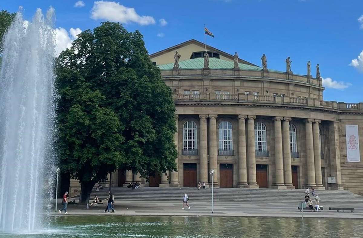 Während am Stuttgarter Rathaus keine Rainbow-Flaggen hängen, setzt die Oper ein buntes Zeichen.