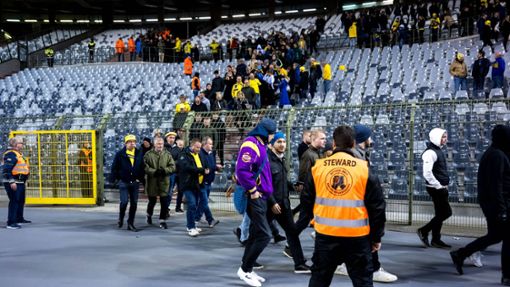 Fans aus Schweden werden nach einem Terror-Anschlag auf zwei schwedische Fans in Brüssel aus dem Stadion evakuiert. Foto: IMAGO/Isosport/IMAGO