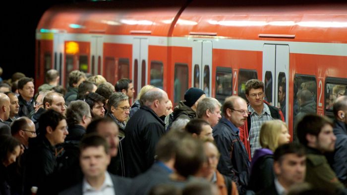 Fahrgäste saßen in voller S-Bahn fest