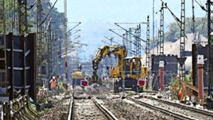 Nach dem Tunnelunglück in Rastatt wird dort das Gleisbett abgetragen und eine hundert Meter lange Betonplatte eingezogen. Foto: dpa