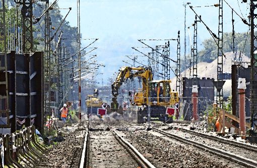 Nach dem Tunnelunglück in Rastatt wird dort das Gleisbett abgetragen und eine hundert Meter lange Betonplatte eingezogen. Foto: dpa
