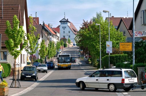 Fellbachs Verwaltungsmitarbeiter fahren deutlich günstiger – hier ein Linienbus bei der Fahrt durch Oeffingen. Foto: Stadt Fellbach/Peter Hartung