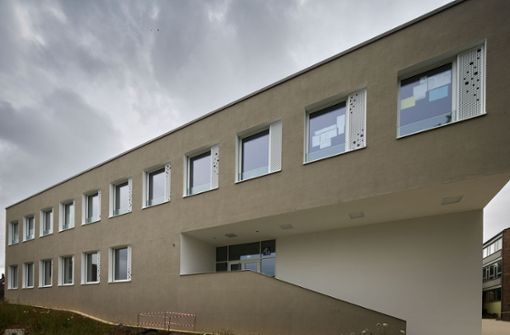 Der Luftaustausch im   Schulgebäude soll  über die schmalen, vergitterten Fenster laufen – doch das genügt nicht, um den Bau über Nacht herunterzukühlen. Foto: Gottfried Stoppel