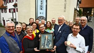 Bettina Becker (roter Schal) mit  Familie bei der Übergabe eines originalen  Mayer-Porträts an den Mayer-Verein Foto: Werner Kuhnle