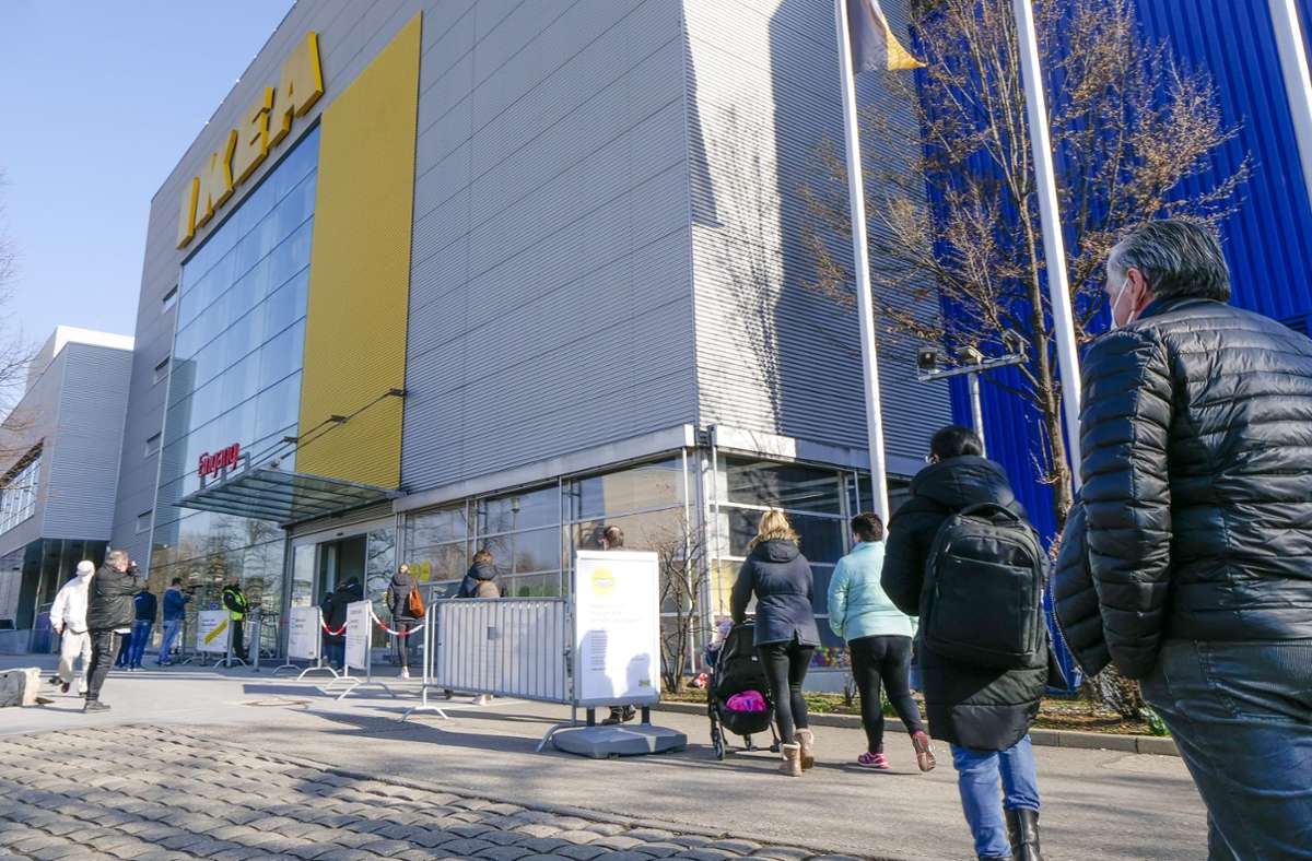 Der Start am Montag war verhalten, aber schon gegen Mittag füllt sich das Ikea-Haus in Sindelfingen. Foto: /Simon Granville
