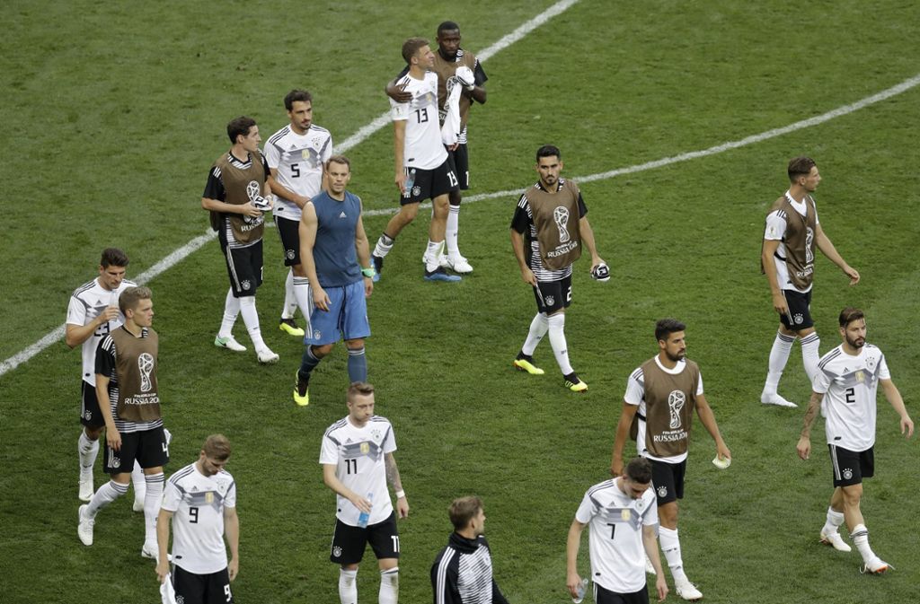 Die enttäuschte deutsche Mannschaft geht nach der 0:1-Niederlage beim WM-Auftakt gegen Mexiko vom Platz.