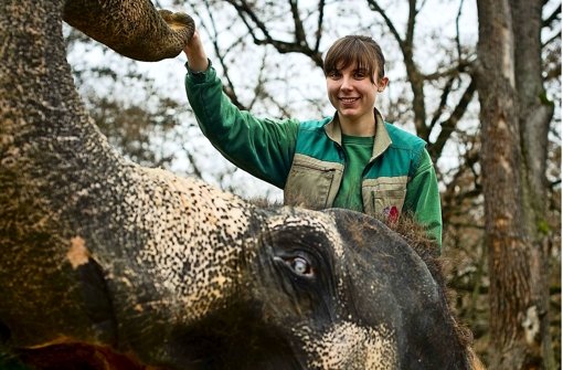 Lisa Kühn auf dem Rücken von Elefantendame Zella Foto: Lichtgut/Max Kovalenko