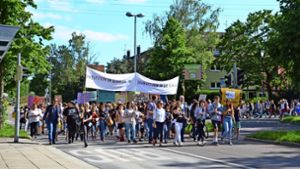 Im Juni sind Schüler, Eltern und Lehrer  des Hegels und der RKR auf die Straße gegangen, um für die notwendigen Sanierungen zu demonstrieren. Foto: Sandra Hintermayr
