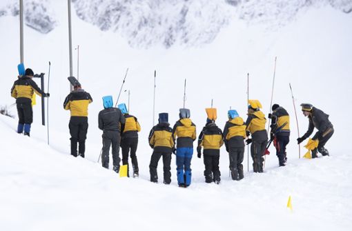 Die Schweizer Bergretter (Archivfoto) konnten ihren Kollegen nur noch tot aus den Schneemassen bergen Foto: dpa