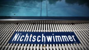 Das Mädchen wird leblos aus dem Schwimmbecken eines Brandenburger Freibades gezogen (Symbolbild). Foto: dpa