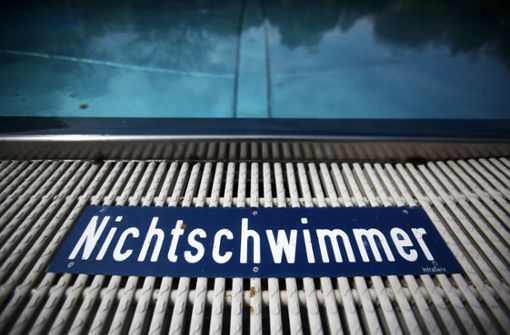 Das Mädchen wird leblos aus dem Schwimmbecken eines Brandenburger Freibades gezogen (Symbolbild). Foto: dpa
