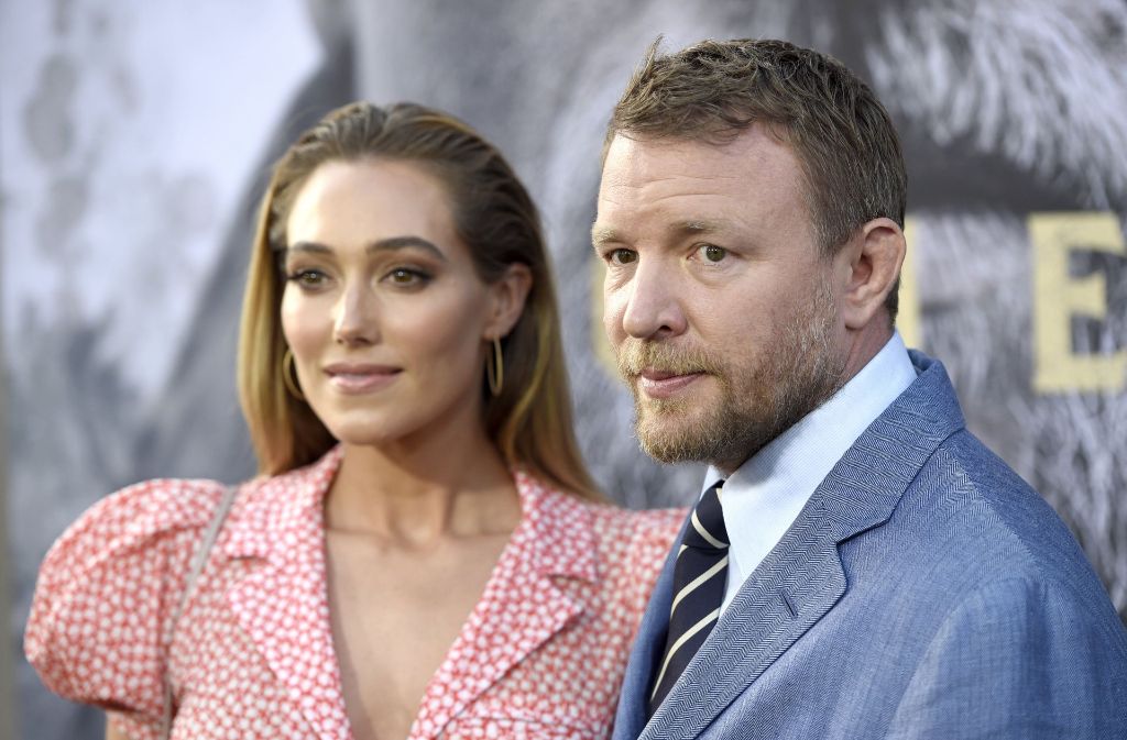 Regisseur Guy Ritchie kommt mit seiner Ehefrau Jacqui Ainsley (links) zur Premiere seines neuen Films King Arthur: Legend of the Sword nach Los Angeles.