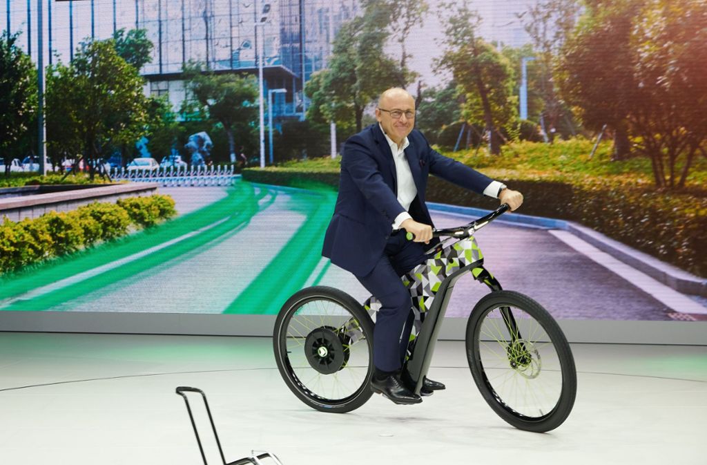 Und es geht auch auf zwei Rädern: Skoda-Chef Bernhard Maier fährt mit dem Klement auf die Bühne, eine Mischung aus Fahrrad und Mini-Mofa, natürlich elektrisch.