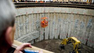 Tunnelpatin Beate Dietrich (im Bagger) sticht den Tunnel symbolisch an Foto: Kovalenko