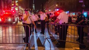 Polizisten in der Nähe des Tatorts. In einem beliebten Szeneviertel in New York hat es eine Explosion gegeben. Foto: AP