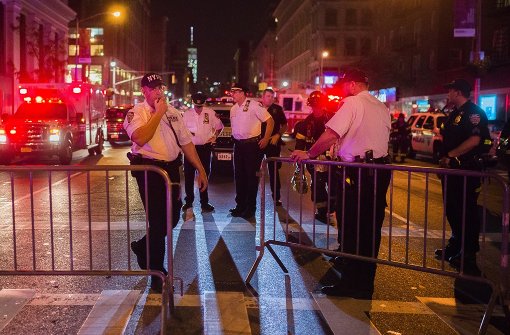 Polizisten in der Nähe des Tatorts. In einem beliebten Szeneviertel in New York hat es eine Explosion gegeben. Foto: AP