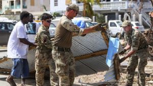 Britische Soldaten unterstützen auf den Jungferninseln Einwohner bei den Aufräumarbeiten. Foto: AP