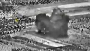 Diese Bild aus einem Video des russischen Verteidigungsministeriums soll einen Angriff von russischen Kampfflugzeugen in Syrien zeigen. Foto: dpa/RUSSIAN DEFENCE MINISTRY