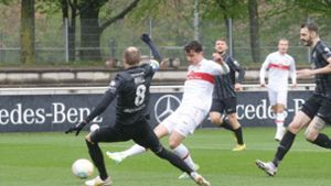 Gleich zur Stelle: der VfB-Stürmer Thomas Kastanaras erzielt gegen Hessen Kassel die Führung. Foto: Baumann/Pressefoto Baumann