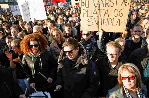 Demonstrationen gegen Regierungschef Sigmundur Gunnlaugsson – in Island sorgen die Enthüllungen um die sogenannten Panama Papers für Aufruhr in der Bevölkerung. In unserer Bildergalerie zeigen wir den Protest der Isländer. Foto: AP