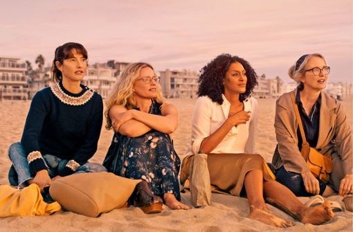 Ruhige Momente am Strand sind selten für Ell (Alexia Landeau), Anne (Elisabeth Shue), Yasmin (Sarah Jones) und Justine (Julie Delpy). Foto: Netflix
