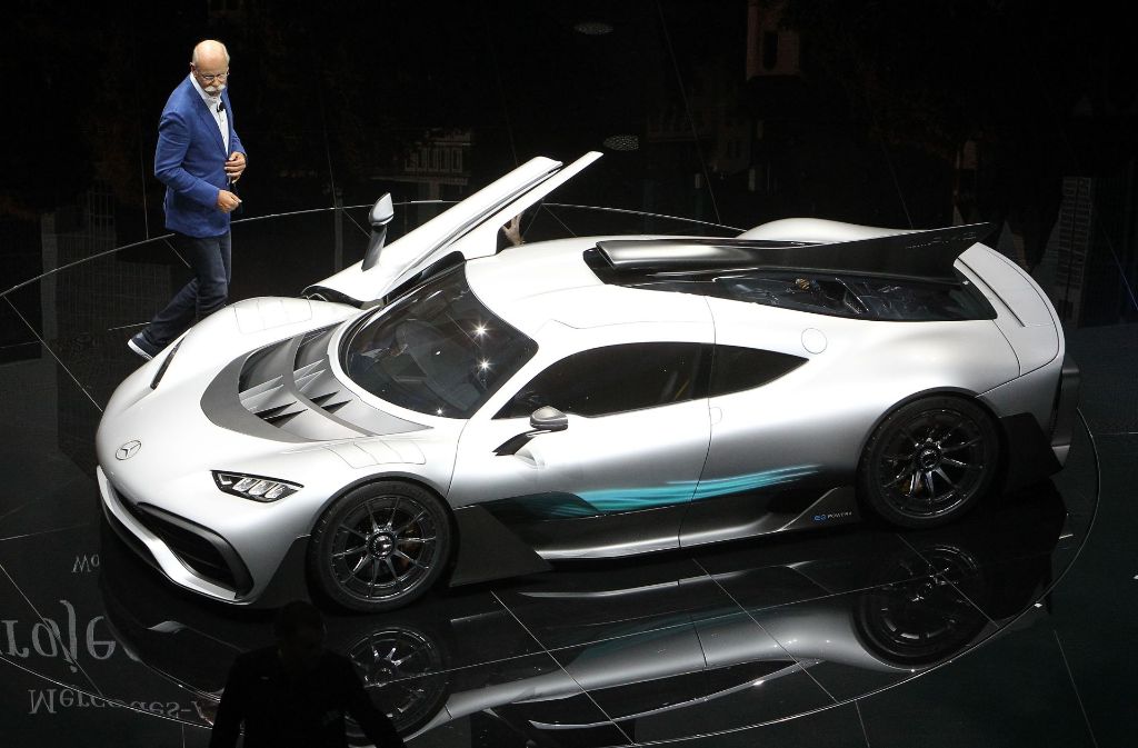 Daimler-Chef Dieter Zetsche präsentierte auf der IAA ein Modell aus dem neuen Mercedes AMG Project One.