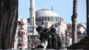 Türkische Polizisten sichern die Umgebung der Hagia Sophia und der Blauen Moschee – ein Selbstmordattentäter der Terrormiliz IS hat im historischen Zentrum Istanbuls mindestens acht Deutsche mit sich in den Tod gerissen. Foto: Getty Images Europe