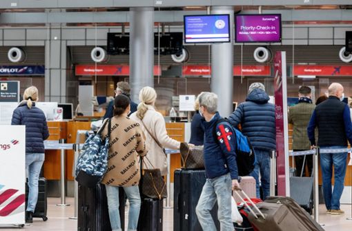 Passagiere checken im Flughafen Hamburg zum Flug nach Palma de Mallorca ein. Foto: dpa/Markus Scholz