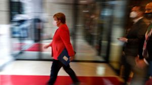 Angela Merkel auf dem Weg zum Sondergipfel der EU zur Türkei. Foto: AFP/FRANCISCO SECO