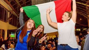 Gewonnen! Fans der italienischen Nationalmannschaft feiern ihr Team in der Stuttgarter Innenstadt. In unserer Bildergalerie zeigen wir weitere Fotos von den feiernden Fans in Stuttgart. Foto: 7aktuell.de