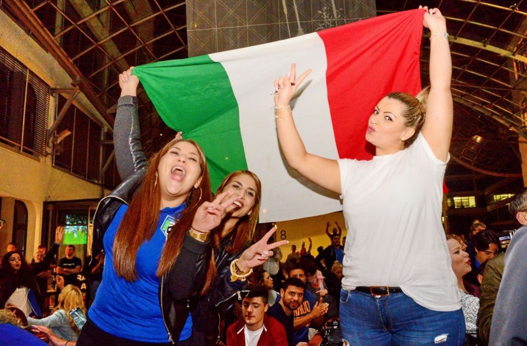 Gewonnen! Fans der italienischen Nationalmannschaft feiern ihr Team in der Stuttgarter Innenstadt. In unserer Bildergalerie zeigen wir weitere Fotos von den feiernden Fans in Stuttgart.