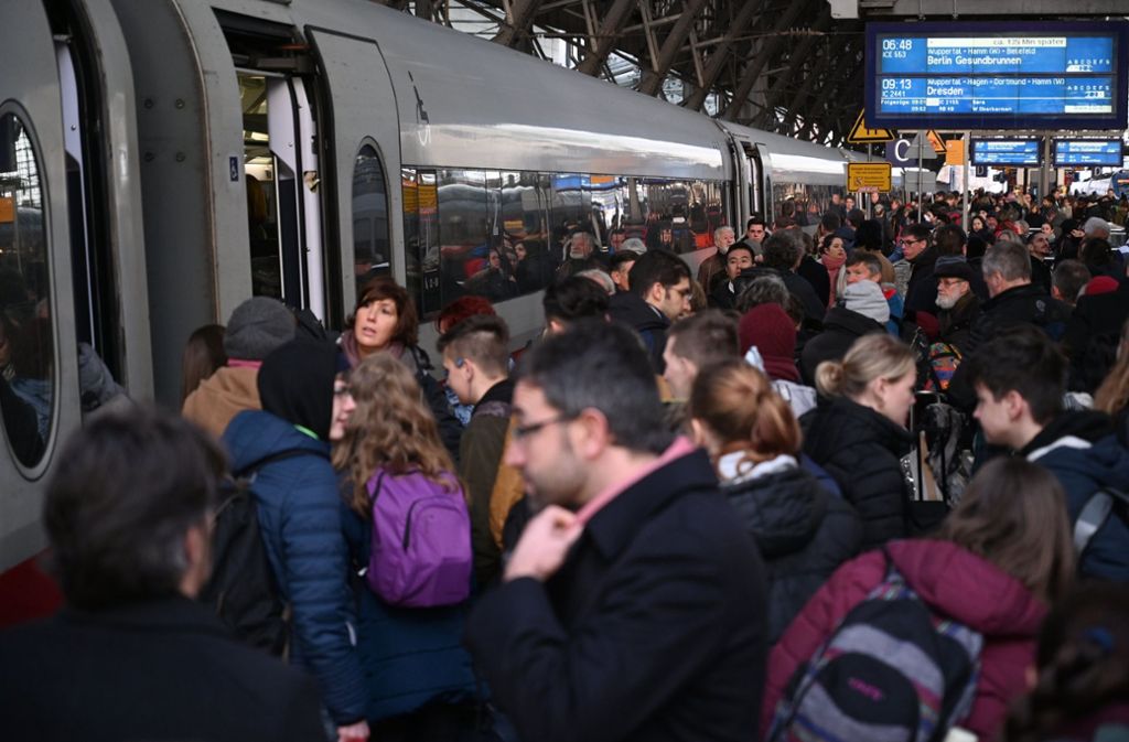 Vor allem im Fernverkehr der Deutschen Bahn kann es auch am Dienstag noch zu Verspätungen und Ausfällen kommen.