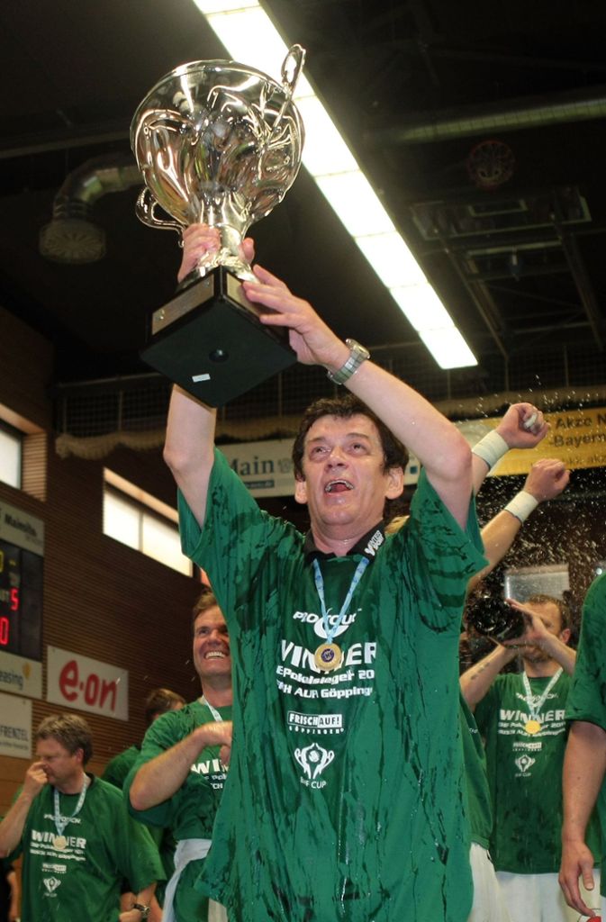 Trainer Velimir Petkovic mit dem Cup nach dem ersten EHF-Pokal-Triumph in Elsenfeld im  Jahr 2011