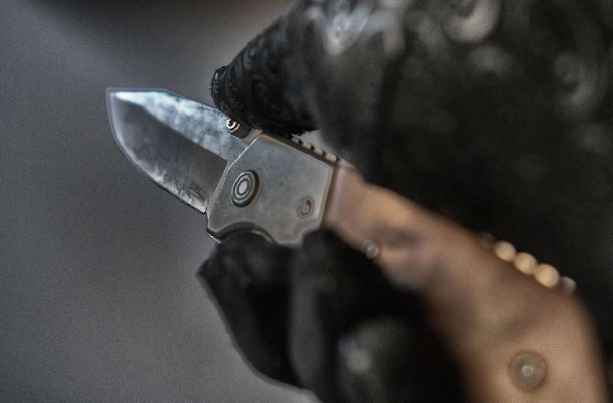Der Unbekannte bedrohte den Mitarbeiter des Mobilfunkladens mit einem Messer. (Symbolfoto) Foto: imago/Agentur 54 Grad/54° / Christian Deutzmann