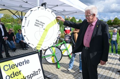 Spielerischer Zugang zum Energiesparen. Zum Auftakt der Kampagne „Cleverländ „dreht Ministerpräsident Winfried Kretschmann am Glücksrad. Foto: dpa/Bernd Weißbrod