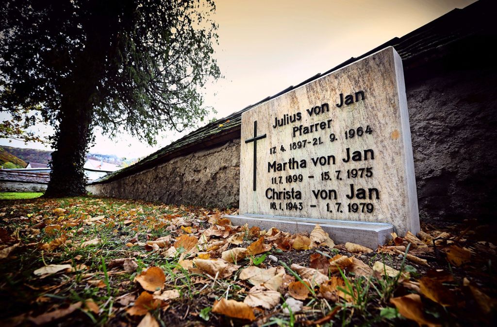 Der Grabstein Julius von Jans ist schon in den Oberlenninger Kirchgarten verlegt. Am Sonntag wird dort seiner gedacht. Foto:  