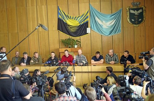 Die prorussischen Separatisten führen ihre Geiseln der Presse vor. Foto: dpa