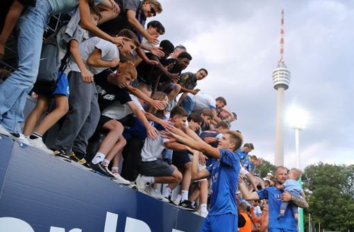 Die Kickers-Fans  unter den  7280 Zuschauern im Gazi-Stadion bejubeln  mit der Mannschaft den 2:0-Erstrundensieg im DFB-Pokal am 30. Juli gegen Zweitligist SpVgg Greuther Fürth. Foto: Baumann/Julia Rahn