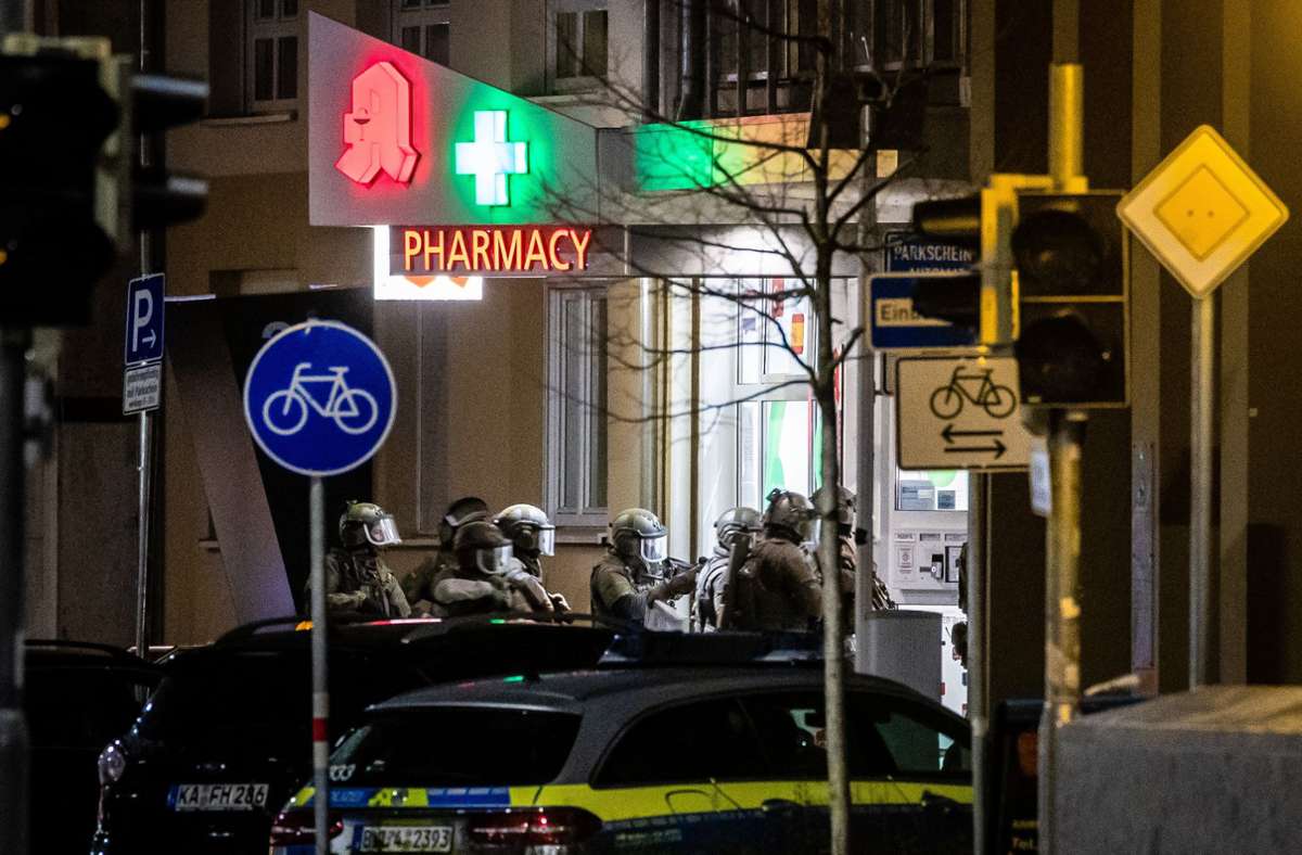 Eine Gruppe Polizeibeamter des SEK Baden-Württemberg dringt in die Karlsruher Congress-Apotheke ein und beendete nach viereinhalb Stunden die Geiselnahme unblutig.