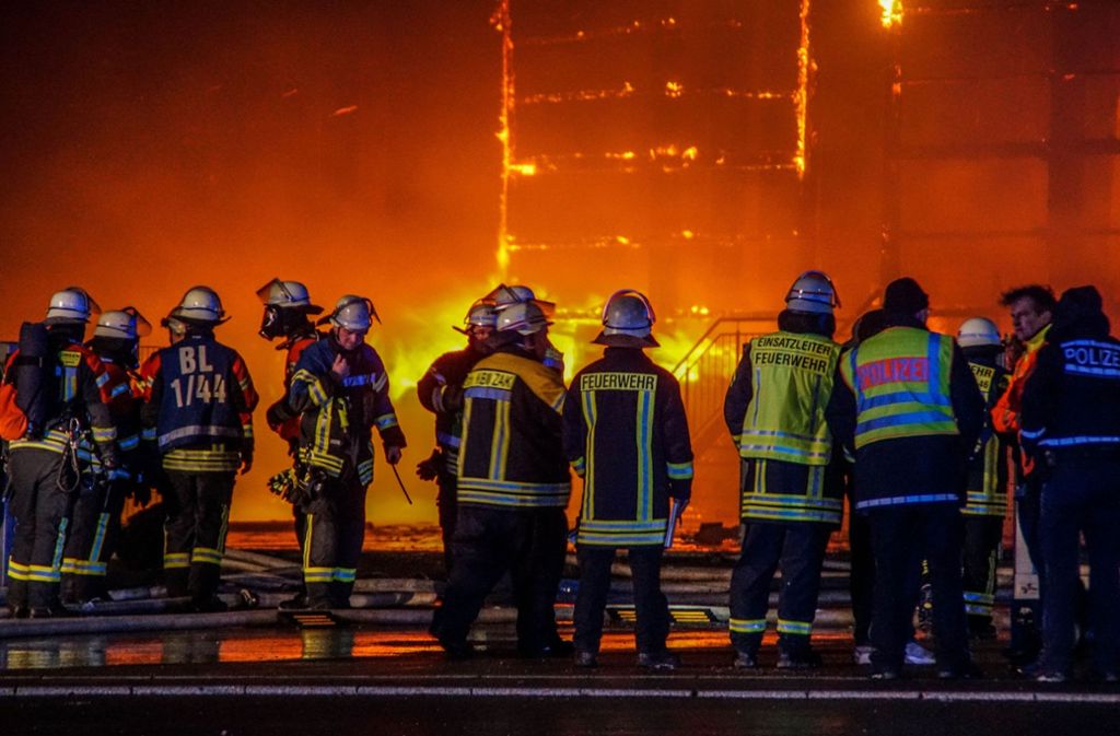 Am Mittwochmorgen hat die Lagerhalle eines Klimatechnikbetriebes in Geislingen-Binsdorf gebrannt.