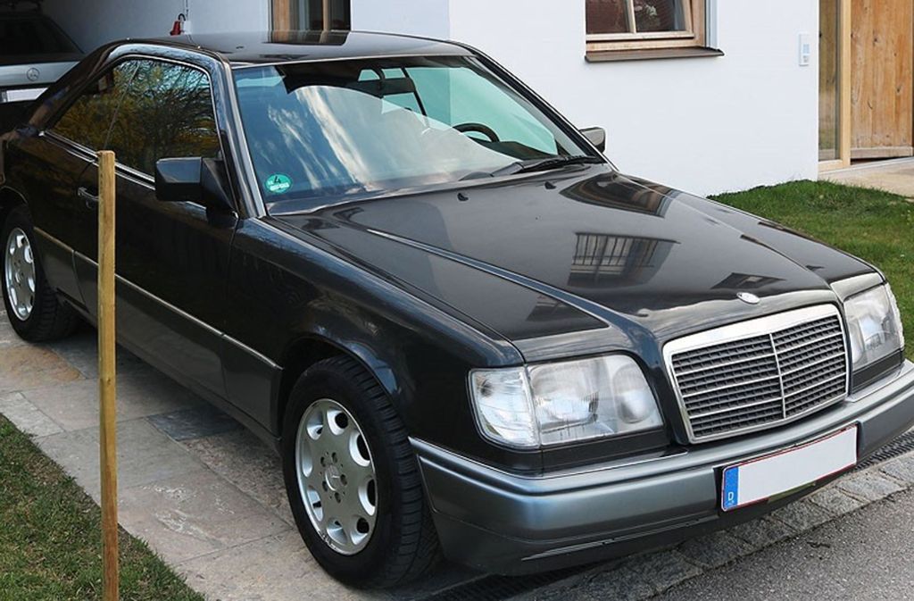 Oliver Kahns altes Auto, ein Mercedes E200 Coupé, wird gerade auf eBay versteigert.