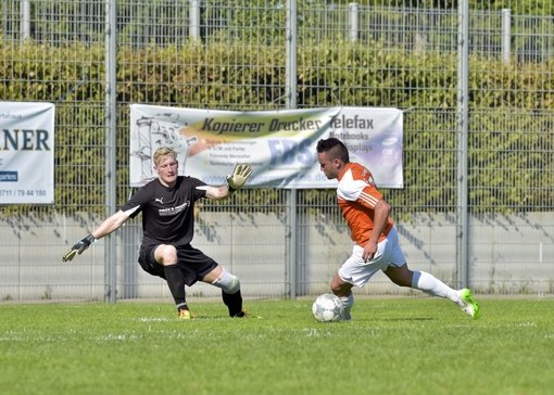 Calcio-Keeper Dominik Ferdek (links) ist beim Konter-Treffer von Emre Yildizeli  zum 2:0 für Stammheim chancenlos. Foto: Tom Bloch
