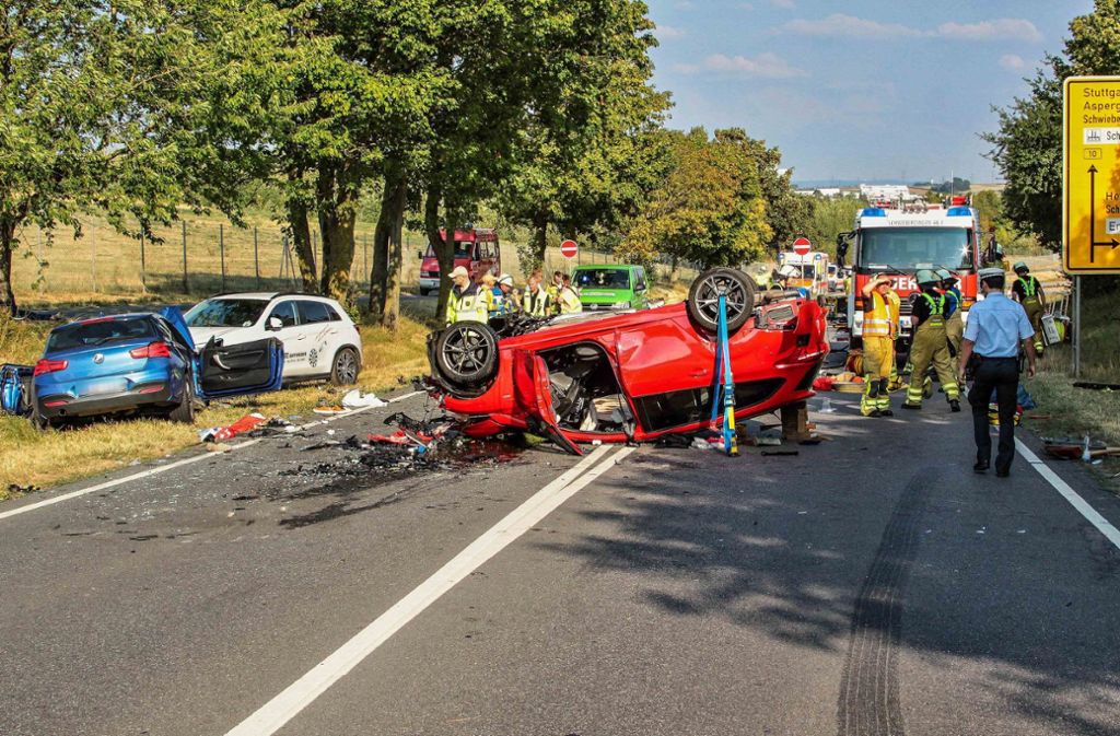 Eine 30-jährige Fahrerin eines Fords befuhr die Bundesstraße aus Richtung Hardt- und Schönbühlhof in Richtung Stuttgart.