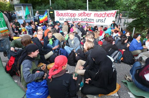 Rund 250 Gegner des Bahnprojekts Stuttgart 21 haben am Montagmorgen eine zweitägige Sitzblockade gestartet.  Foto: Beytekin