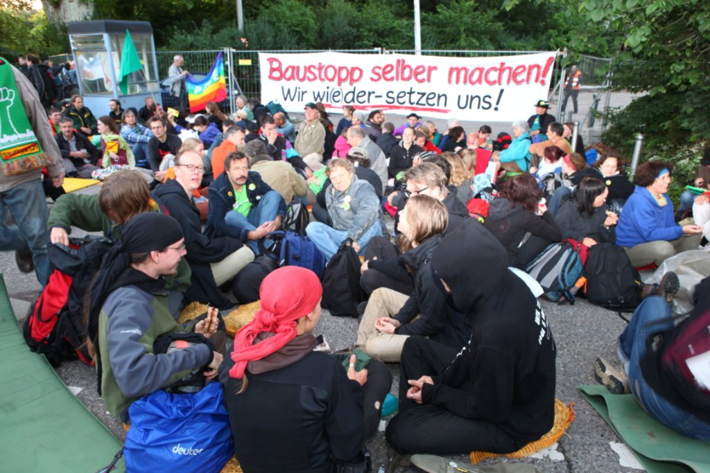 Rund 250 Gegner des Bahnprojekts Stuttgart 21 haben am Montagmorgen eine zweitägige Sitzblockade gestartet.  Foto: Beytekin