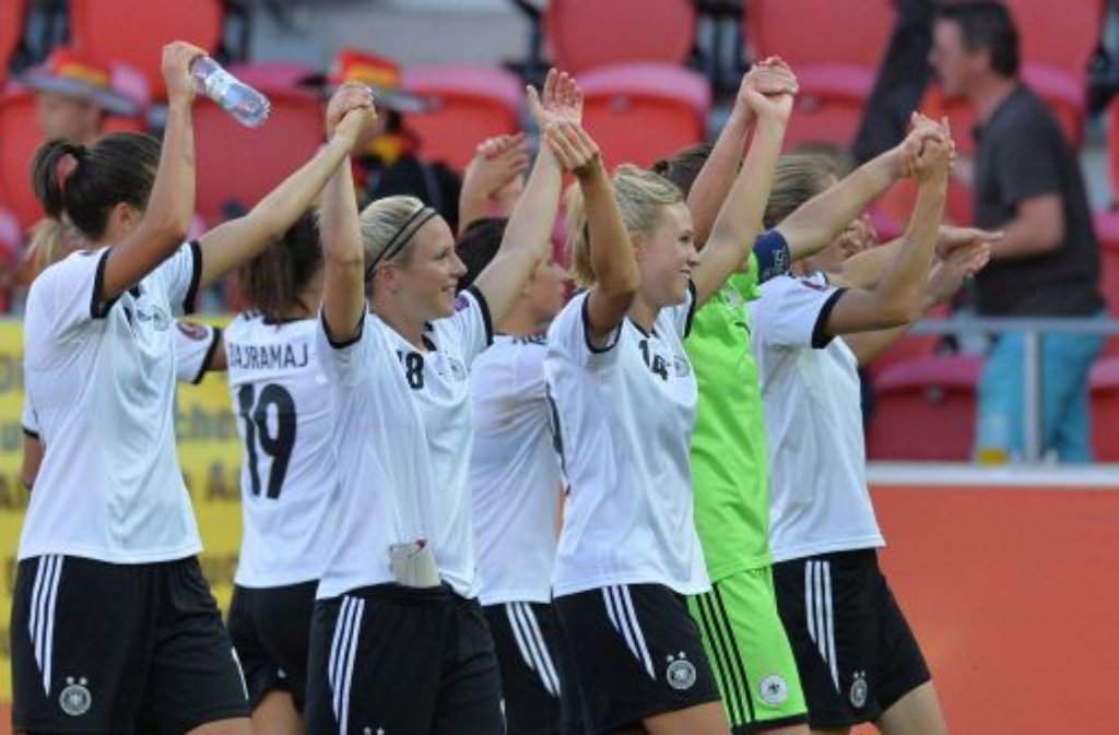 Deutschlands Fußball-Frauen haben es geschafft. Mit einem 1:0-Sieg über Italien erreichte das Team von Silvia Neid das EM-Halbfinale gegen Gastgeber Schweden durch ein Tor von Simone Laudehr. „Das war total klasse“, sagte die Bundestrainerin.  Foto: dpa
