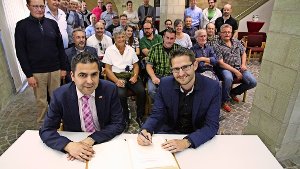 Bürgermeister Ralf Zimmermann (links) hat  Gemeinderatspräsident Stefan Eichenberger das goldene Buch vorgelegt. Foto: Dominik Thewes