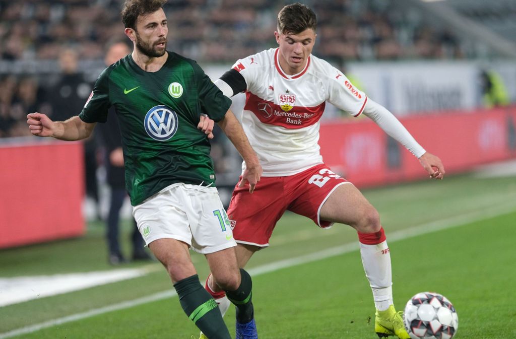 Augen zu und durch: VfB-Talent Antonis Aidonis (rechts, gegen Admir Mehmedi) bei seinem Startelf-Debüt in Wolfsburg
