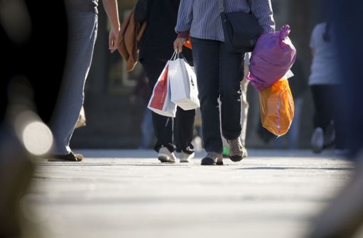 Die Warnstreiks im Einzelhandel können sich beim Shoppen am Samstag bemerkbar machen. (Symbolfoto) Foto: Lichtgut